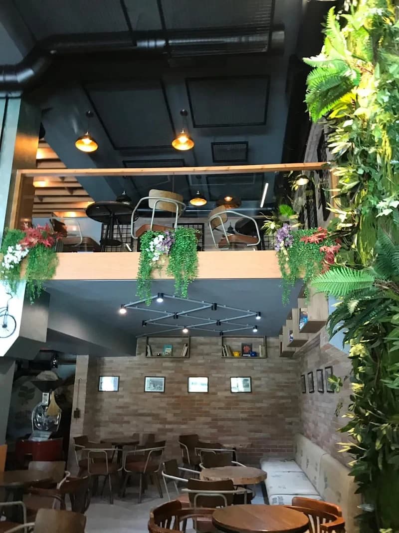 Commercial café with mezzanine level fit-out